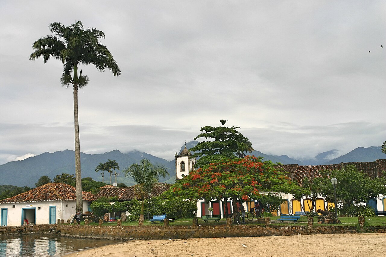 Praça da Matriz e fachadas históricas em Paraty