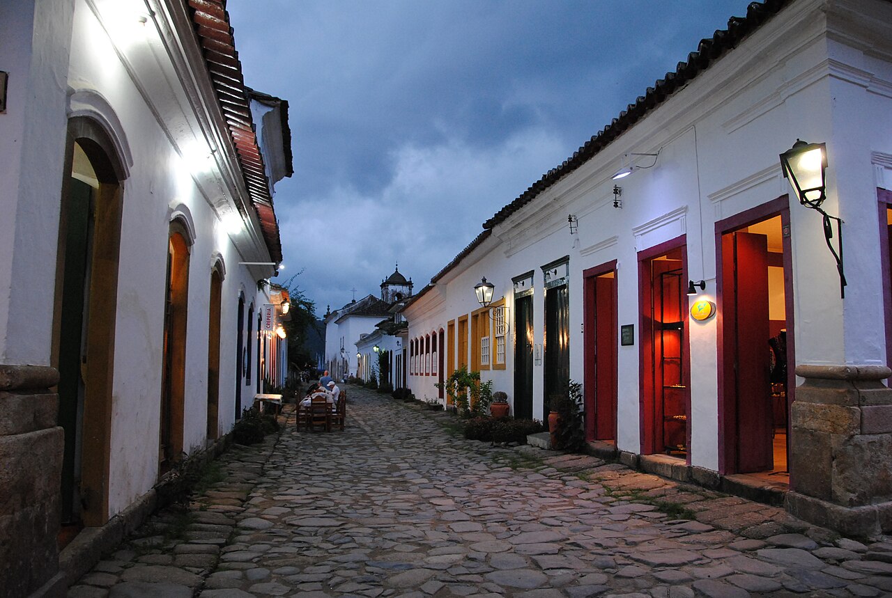 Cais e construções históricas da região de Paraty