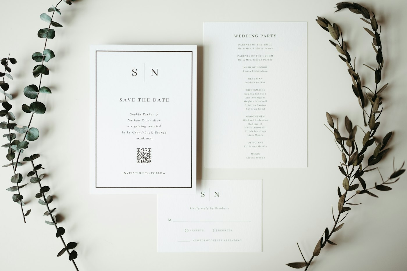 Convites de casamento sobre a mesa, acompanhados de flores
