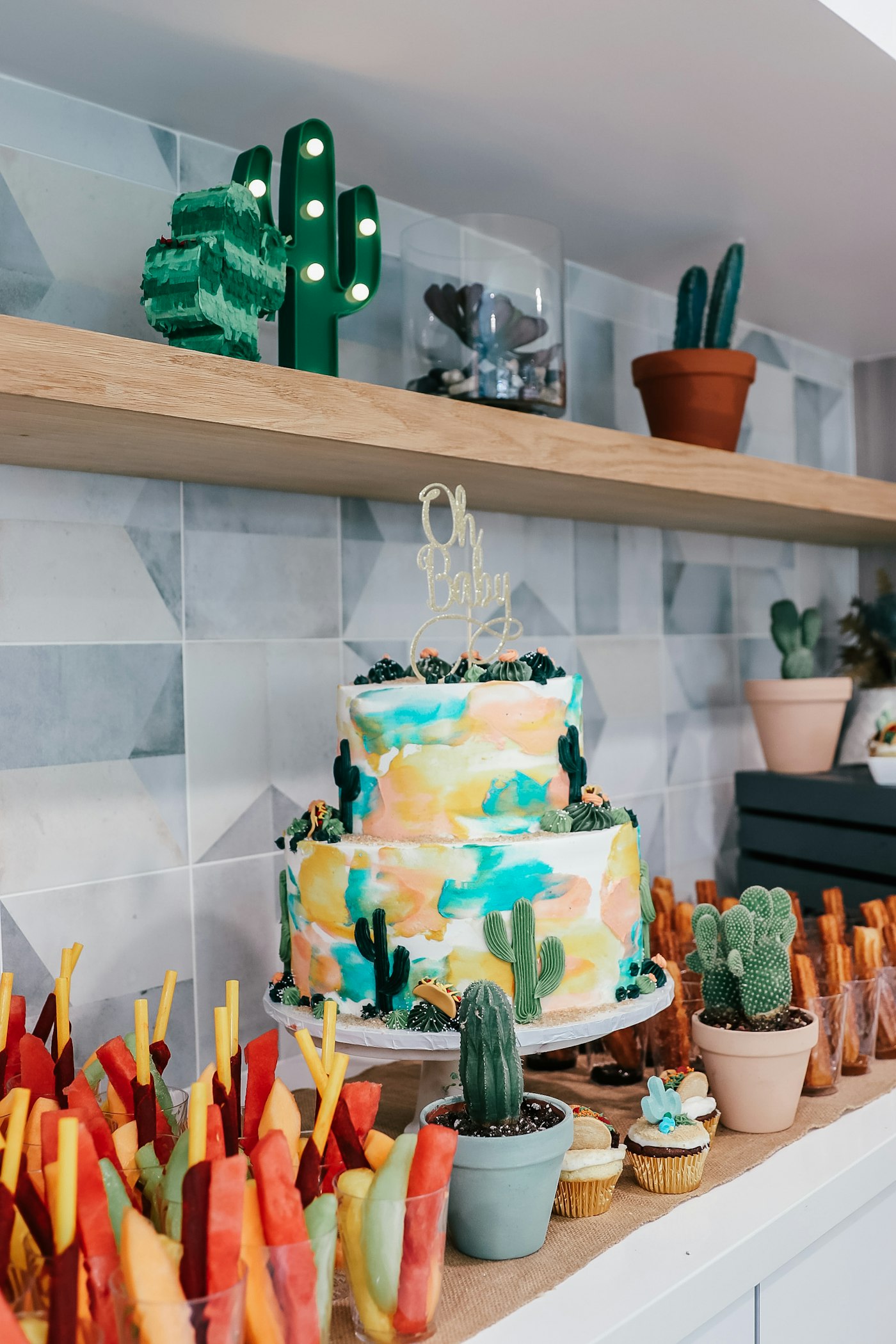 Mesa de chá de bebê com bolo e doces preparados para os convidados