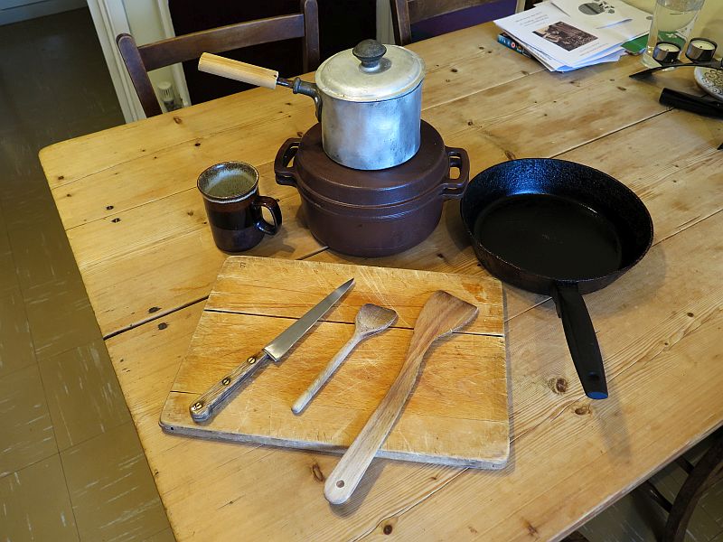 Utensílios de cozinha dispostos para uma celebração em casa