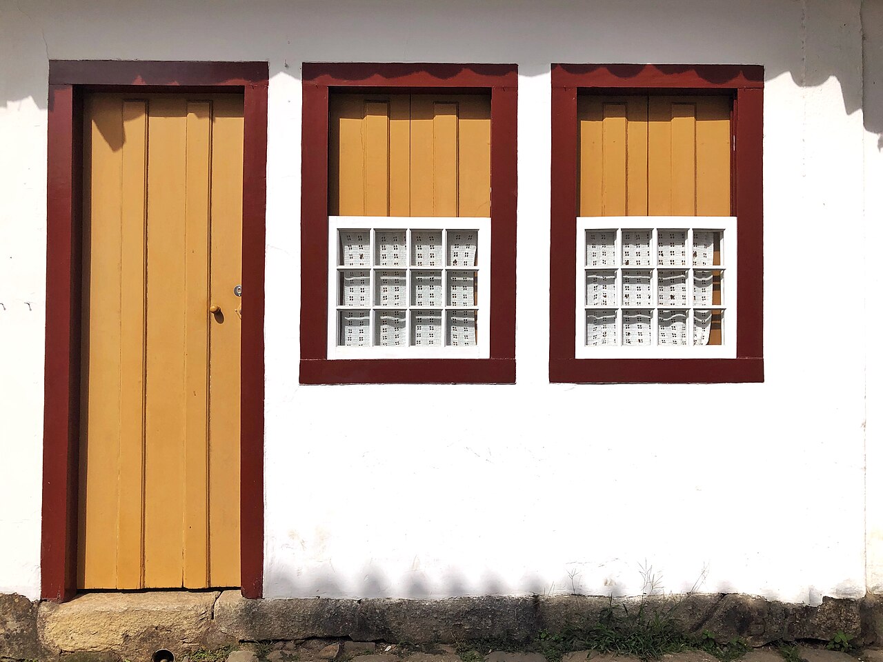 Rua de pedra e fachadas do centro histórico de Paraty