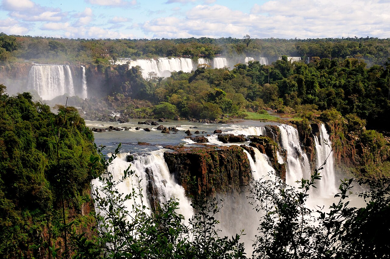 Mirante brasileiro com vista das Cataratas do Iguaçu